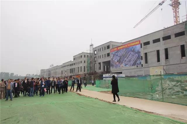 市人大代表、政协委员莅临参观邓州市广亿万商城项目并做出工作指示！(图2)